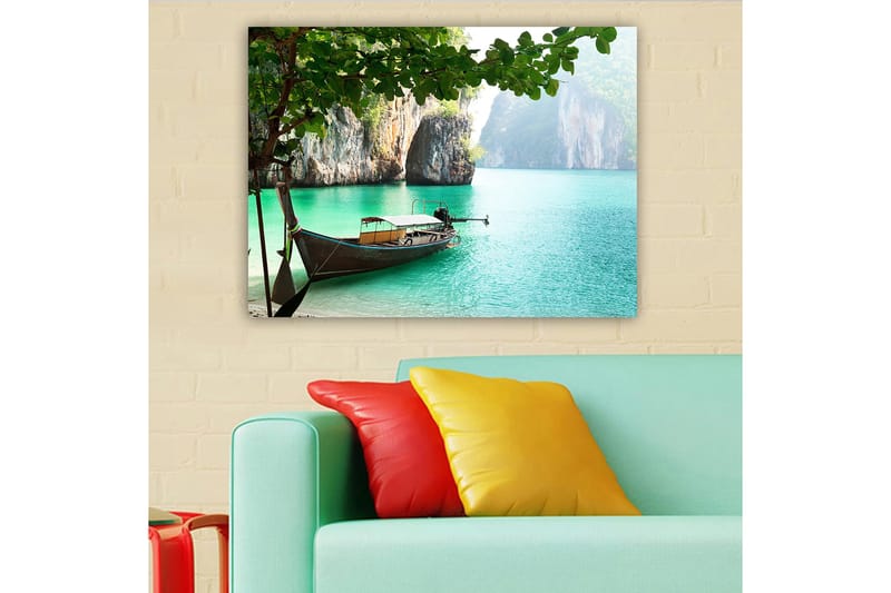 Lerretsbilde 70x100 cm - Båt ligger stille på en tropisk strand omgitt av steiner og klart turkis vann - Turkis / Grønn / Brun - Innredning - Bilder & kunst - Lerretsbilder