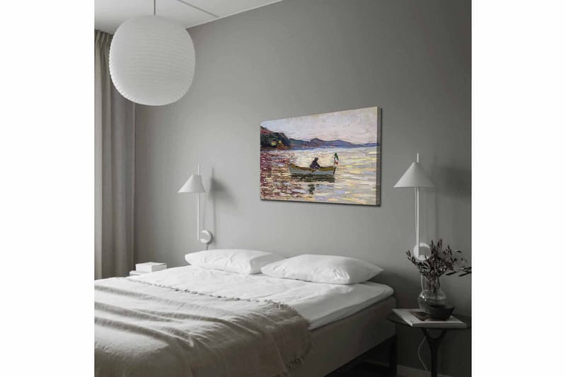 Lerretsbilde 70x100 cm - Båt med to personer som fisker på en glitrende innsjø under en lys himmel - Blå / Grønn / Beige - Innredning - Bilder & kunst - Lerretsbilder