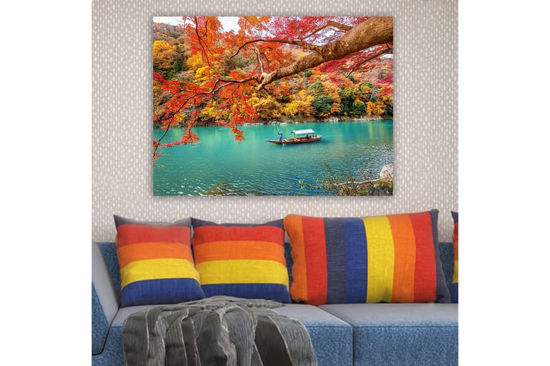 Lerretsbilde 70x100 cm - Båt som glir langs en turkis innsjø omgitt av fargerike høstblader - Rød / Gul / Turkis - Innredning - Bilder & kunst - Lerretsbilder