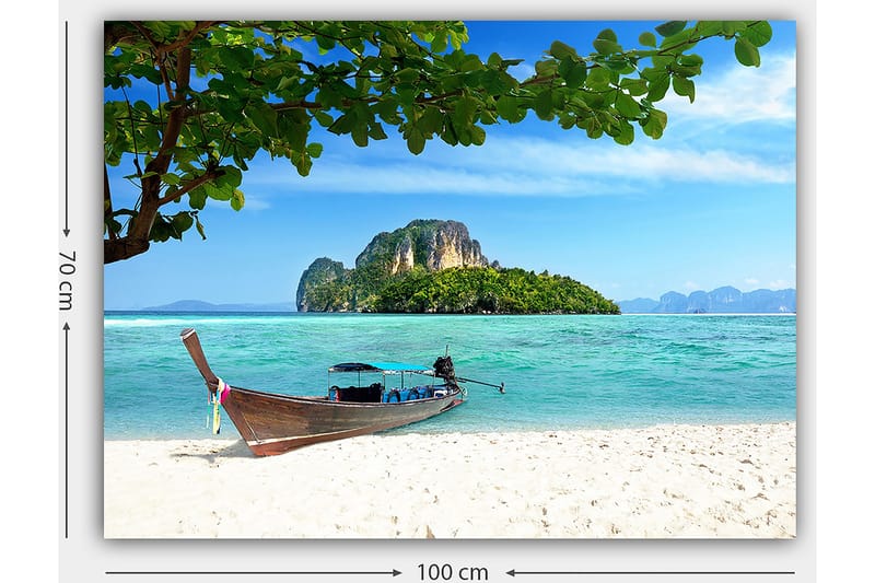 Lerretsbilde 70x100 cm - Båt på en tropisk strand med klart blått vann og frodige øyer i bakgrunnen - Blå / Grønn / Beige - Innredning - Bilder & kunst - Lerretsbilder