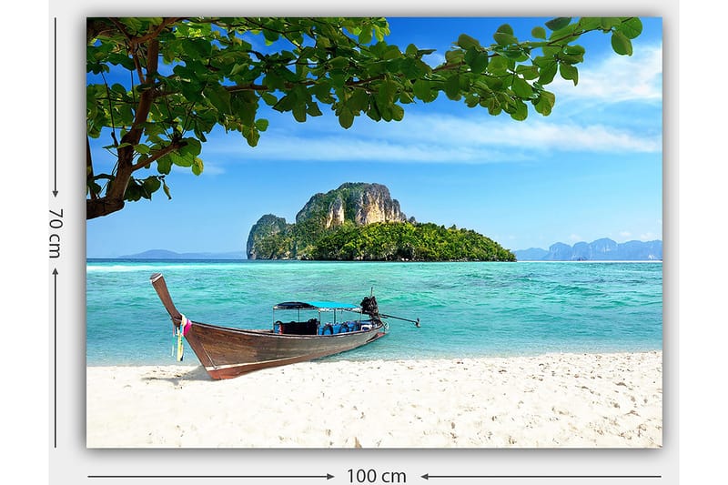 Lerretsbilde 70x100 cm - Båt på en tropisk strand med klart blått vann og frodige øyer i bakgrunnen - Blå / Grønn / Beige - Innredning - Bilder & kunst - Lerretsbilder