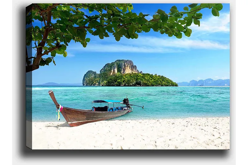 Lerretsbilde 70x100 cm - Båt på en tropisk strand med klart blått vann og frodige øyer i bakgrunnen - Blå / Grønn / Beige - Innredning - Bilder & kunst - Lerretsbilder