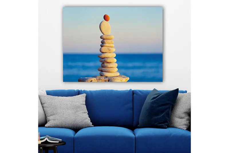 Lerretsbilde 70x100 cm - Balansert stabel med steiner med en rød stein på toppen - Lys grå / Beige / Rød - Innredning - Bilder & kunst - Lerretsbilder