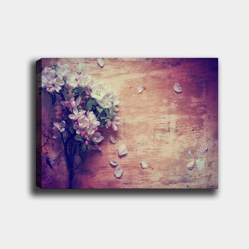 Lerretsbilde 70x100 cm - Blomsterbukett med hvite og rosa kronblader liggende på en treflate, Hvit / Rosa / Grønn