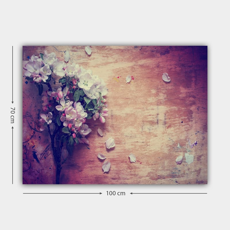 Lerretsbilde 70x100 cm - Blomsterbukett med hvite og rosa kronblader liggende på en treflate - Hvit / Rosa / Grønn - Innredning - Bilder & kunst - Lerretsbilder