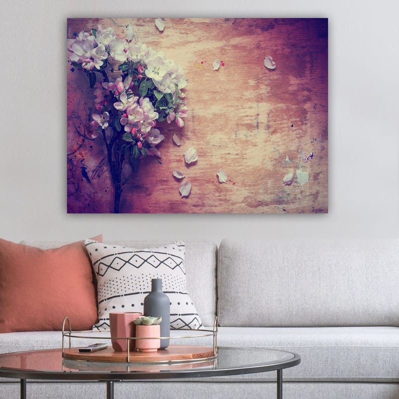 Lerretsbilde 70x100 cm - Blomsterbukett med hvite og rosa kronblader liggende på en treflate - Hvit / Rosa / Grønn - Innredning - Bilder & kunst - Lerretsbilder