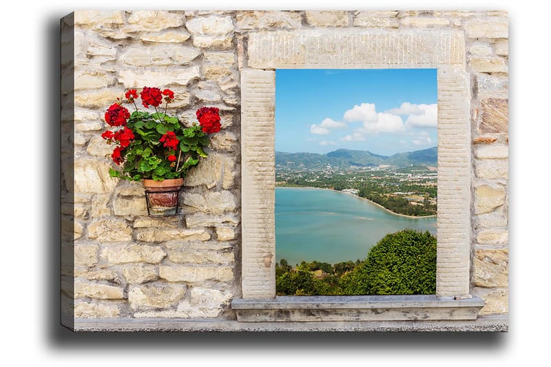 Lerretsbilde 70x100 cm - Blomsterpotte med røde blomster på en steinvegg som rammer inn en vakker utsikt over havet og landskapet - Rød / Grønn / Beige - Innredning - Bilder & kunst - Lerretsbilder