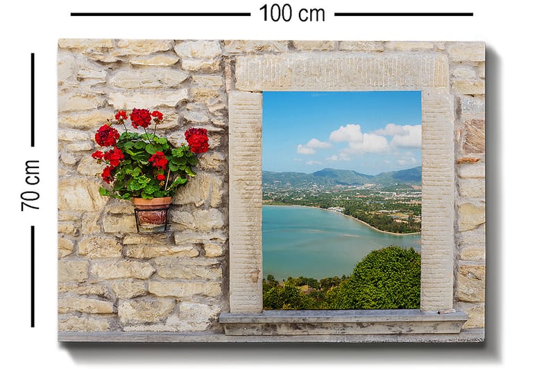 Lerretsbilde 70x100 cm - Blomsterpotte med røde blomster på en steinvegg som rammer inn en vakker utsikt over havet og landskapet - Rød / Grønn / Beige - Innredning - Bilder & kunst - Lerretsbilder