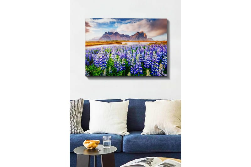 Lerretsbilde 70x100 cm - Blomstrende eng med lupiner i forskjellige nyanser av blått og hvitt, omgitt av majestetiske fjell i bakgrunnen, Blå / Hvit / Grønn