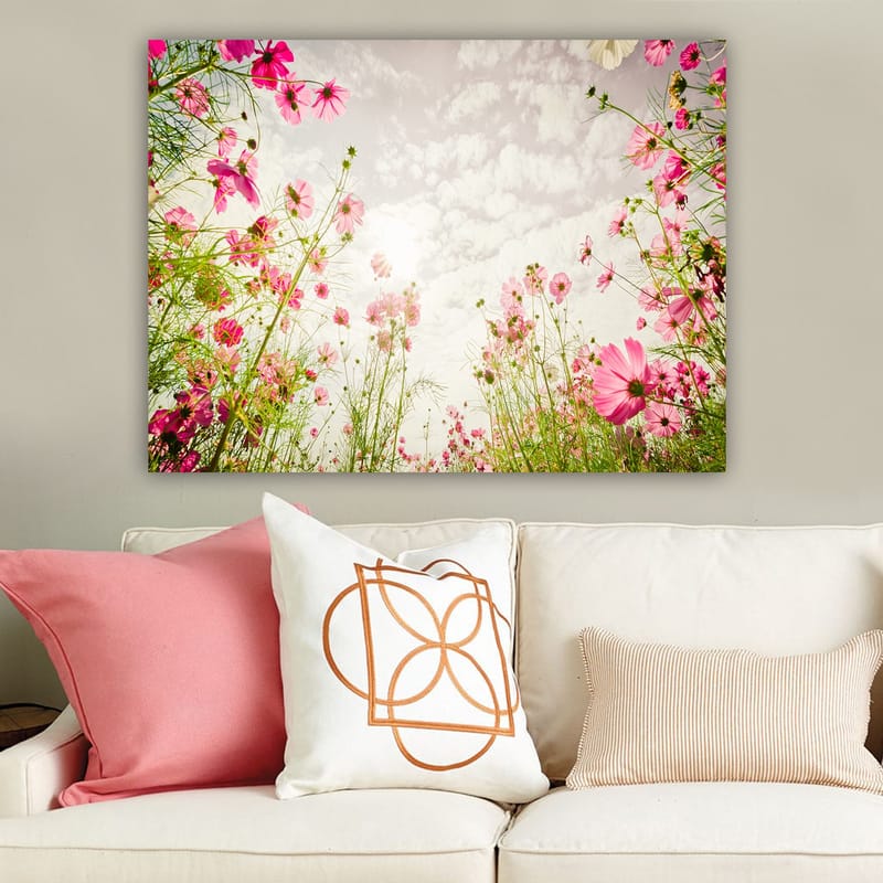Lerretsbilde 70x100 cm - Blomstrende eng med rosa blomster som strekker seg mot en lys himmel - Rosa / Grønn - Innredning - Bilder & kunst - Lerretsbilder