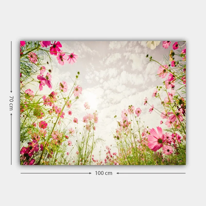 Lerretsbilde 70x100 cm - Blomstrende eng med rosa blomster som strekker seg mot en lys himmel - Rosa / Grønn - Innredning - Bilder & kunst - Lerretsbilder