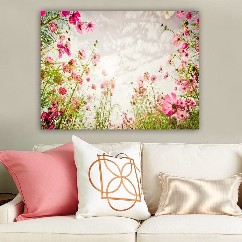 Lerretsbilde 70x100 cm - Blomstrende eng med rosa blomster som strekker seg mot en lys himmel - Rosa / Grønn - Innredning - Bilder & kunst - Lerretsbilder