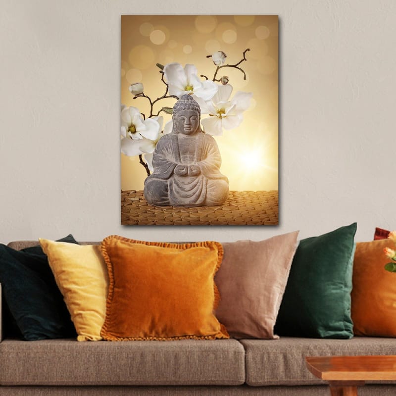 Lerretsbilde 70x100 cm - Buddha-statue omgitt av hvite blomster og en myk, gyllen bakgrunn - Grå / Hvit / Gyllen - Innredning - Bilder & kunst - Lerretsbilder