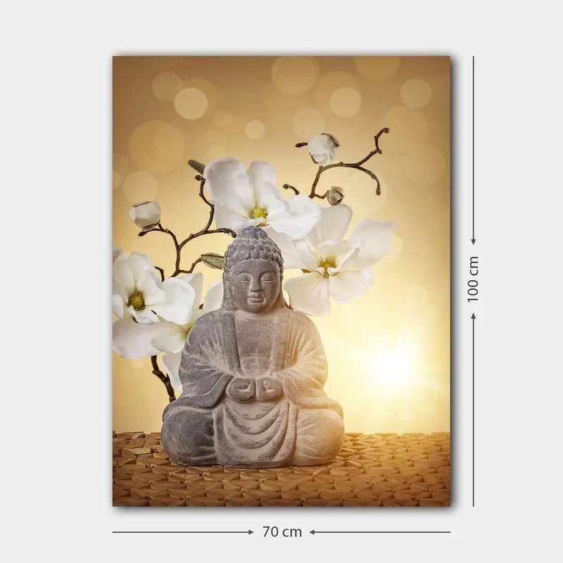 Lerretsbilde 70x100 cm - Buddha-statue omgitt av hvite blomster og en myk, gyllen bakgrunn - Grå / Hvit / Gyllen - Innredning - Bilder & kunst - Lerretsbilder