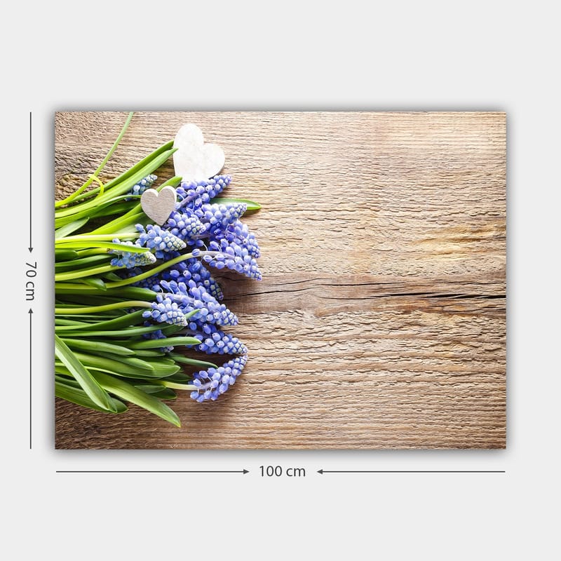 Lerretsbilde 70x100 cm - Bukett med blå hyasinter med to hvite hjerter - Blå / Grønn / Hvit - Innredning - Bilder & kunst - Lerretsbilder