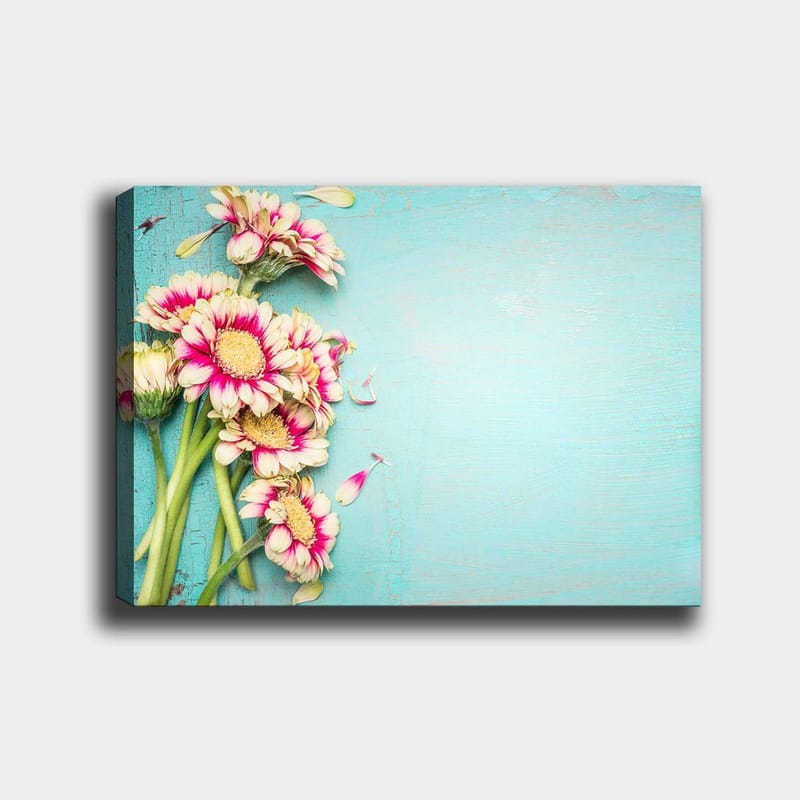 Lerretsbilde 70x100 cm - Bukett med fargerike blomster mot en lyseblå bakgrunn - Rosa / Grønn / Lys blå - Innredning - Bilder & kunst - Lerretsbilder