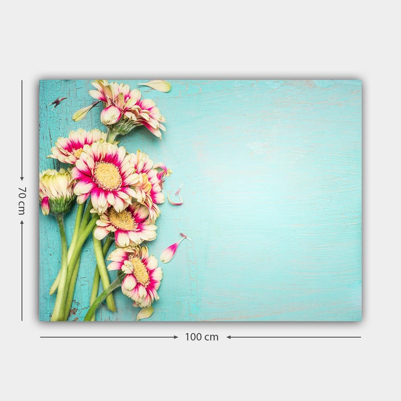 Lerretsbilde 70x100 cm - Bukett med fargerike blomster mot en lyseblå bakgrunn - Rosa / Grønn / Lys blå - Innredning - Bilder & kunst - Lerretsbilder