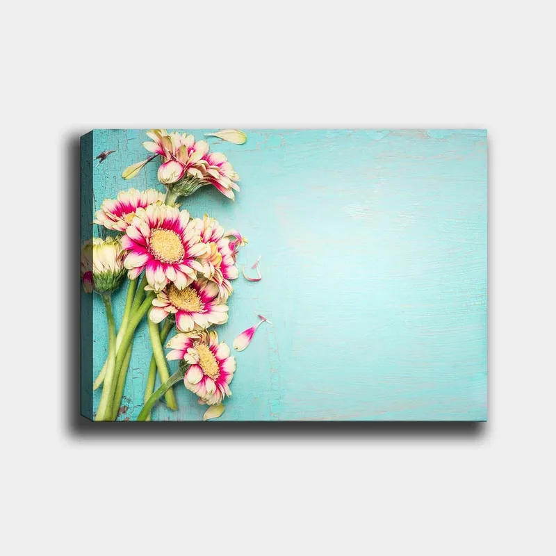 Lerretsbilde 70x100 cm - Bukett med fargerike blomster mot en lyseblå bakgrunn - Rosa / Grønn / Lys blå - Innredning - Bilder & kunst - Lerretsbilder