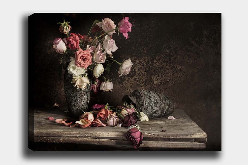 Lerretsbilde 70x100 cm - Bukett med fargerike roser i en dekorativ vase, med noen blomster som har falt utenfor vasen, Rosa / Hvit / Mørk rød