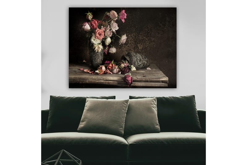 Lerretsbilde 70x100 cm - Bukett med fargerike roser i en dekorativ vase, med noen blomster som har falt utenfor vasen - Rosa / Hvit / Mørk rød - Innredning - Bilder & kunst - Lerretsbilder