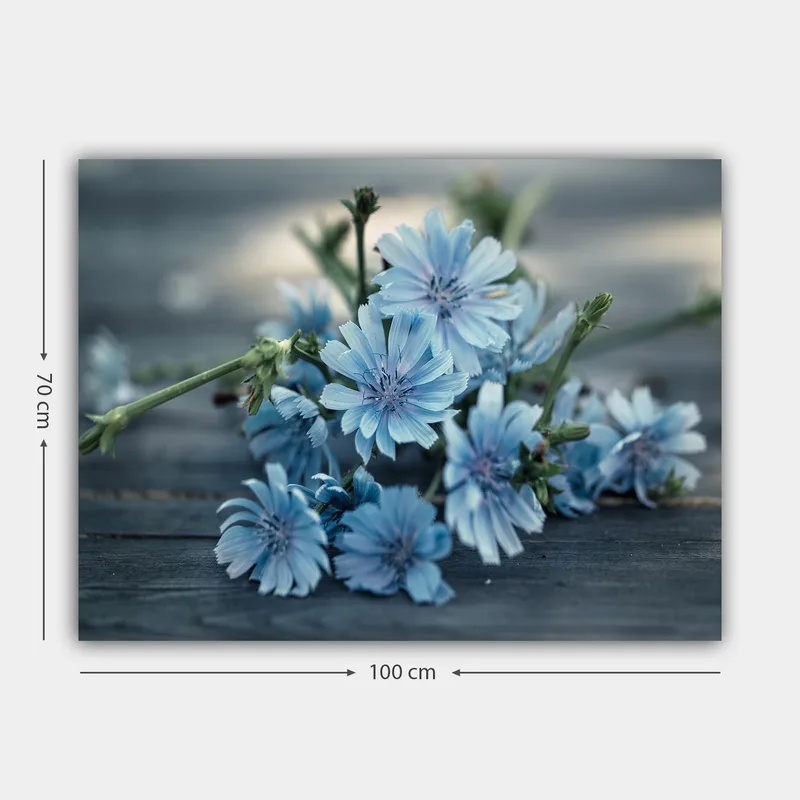 Lerretsbilde 70x100 cm - Bukett med lyseblå blomster som ligger på en mørk overflate - Lys blå / Grønn - Innredning - Bilder & kunst - Lerretsbilder