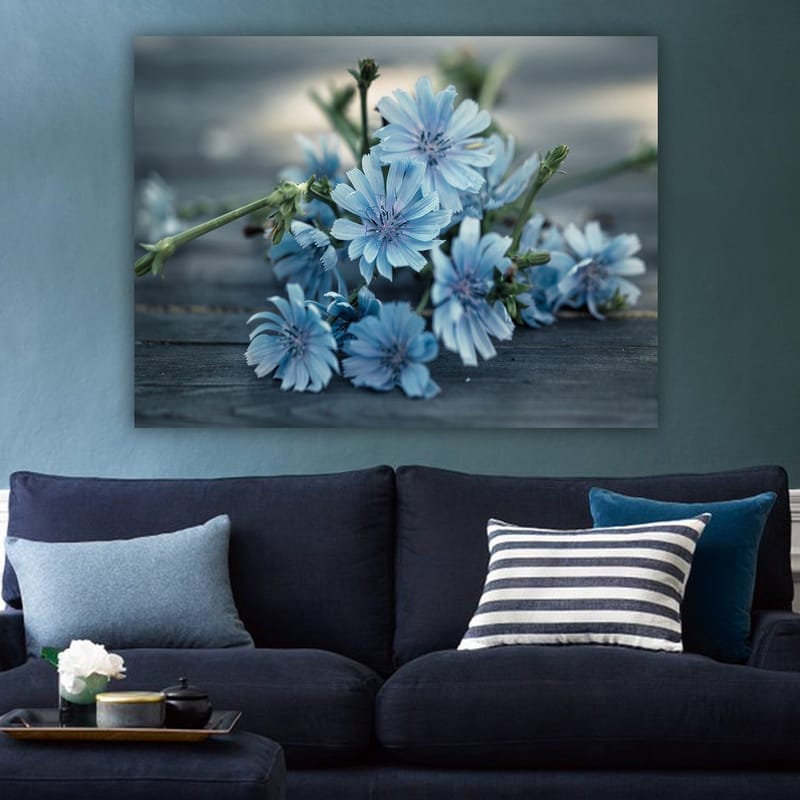 Lerretsbilde 70x100 cm - Bukett med lyseblå blomster som ligger på en mørk overflate - Lys blå / Grønn - Innredning - Bilder & kunst - Lerretsbilder