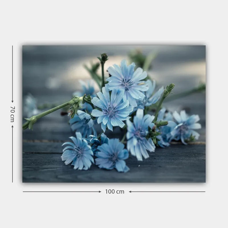 Lerretsbilde 70x100 cm - Bukett med lyseblå blomster som ligger på en mørk overflate - Lys blå / Grønn - Innredning - Bilder & kunst - Lerretsbilder