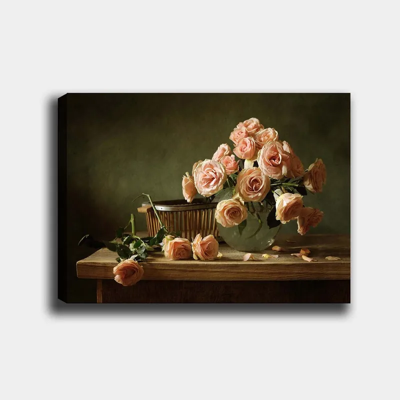 Lerretsbilde 70x100 cm - Bukett med lyserosa roser i en glassvase på et trebord, Lys rosa / Grønn / Brun