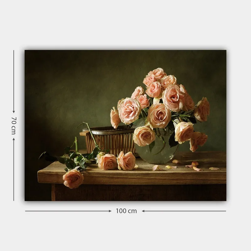 Lerretsbilde 70x100 cm - Bukett med lyserosa roser i en glassvase på et trebord - Lys rosa / Grønn / Brun - Innredning - Bilder & kunst - Lerretsbilder