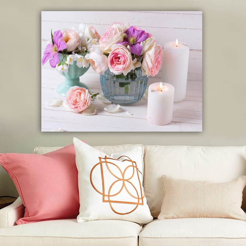 Lerretsbilde 70x100 cm - Bukett med rosa og lilla blomster i en glassvase, omgitt av hvite lys - Rosa / Lilla / Grønn - Innredning - Bilder & kunst - Lerretsbilder