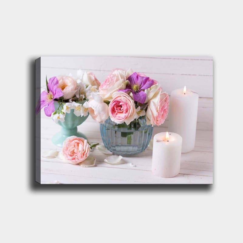 Lerretsbilde 70x100 cm - Bukett med rosa og lilla blomster i en glassvase, omgitt av hvite lys - Rosa / Lilla / Grønn - Innredning - Bilder & kunst - Lerretsbilder