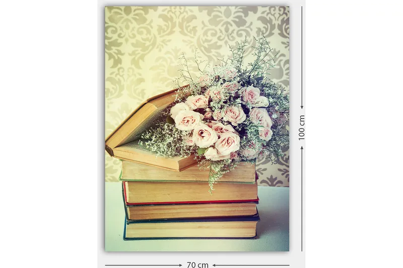 Lerretsbilde 70x100 cm - Bukett med rosa roser plassert oppå en bunke med bøker - Rosa / Beige / Grønn - Innredning - Bilder & kunst - Lerretsbilder