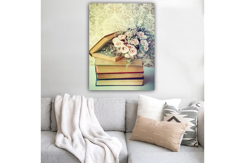 Lerretsbilde 70x100 cm - Bukett med rosa roser plassert oppå en bunke med bøker - Rosa / Beige / Grønn - Innredning - Bilder & kunst - Lerretsbilder