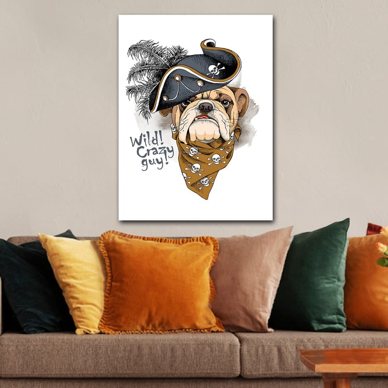 Lerretsbilde 70x100 cm - Bulldog iført pirathatt og bandana med hodeskaller - Beige / Svart / Oransje - Innredning - Bilder & kunst - Lerretsbilder