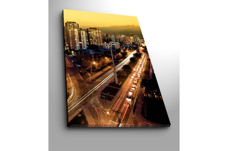 Lerretsbilde 70x100 cm - Bysilhuett i skumringen med lys fra bygninger og trafikk - Gull / Mørk blå / Hvit - Innredning - Bilder & kunst - Lerretsbilder