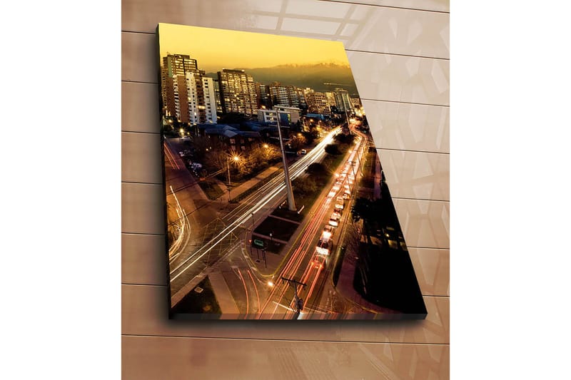 Lerretsbilde 70x100 cm - Bysilhuett i skumringen med lys fra bygninger og trafikk - Gull / Mørk blå / Hvit - Innredning - Bilder & kunst - Lerretsbilder