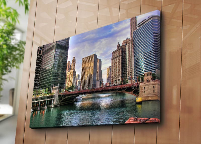 Lerretsbilde 70x100 cm - Bysilhuett med moderne skyskrapere og en bro over en vannvei - Blå / Grønn / Beige - Innredning - Bilder & kunst - Lerretsbilder