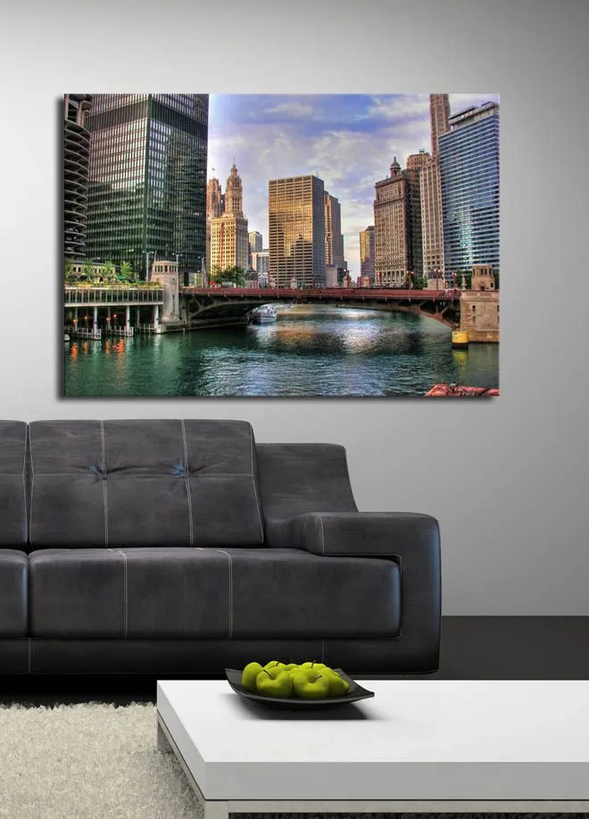 Lerretsbilde 70x100 cm - Bysilhuett med moderne skyskrapere og en bro over en vannvei - Blå / Grønn / Beige - Innredning - Bilder & kunst - Lerretsbilder