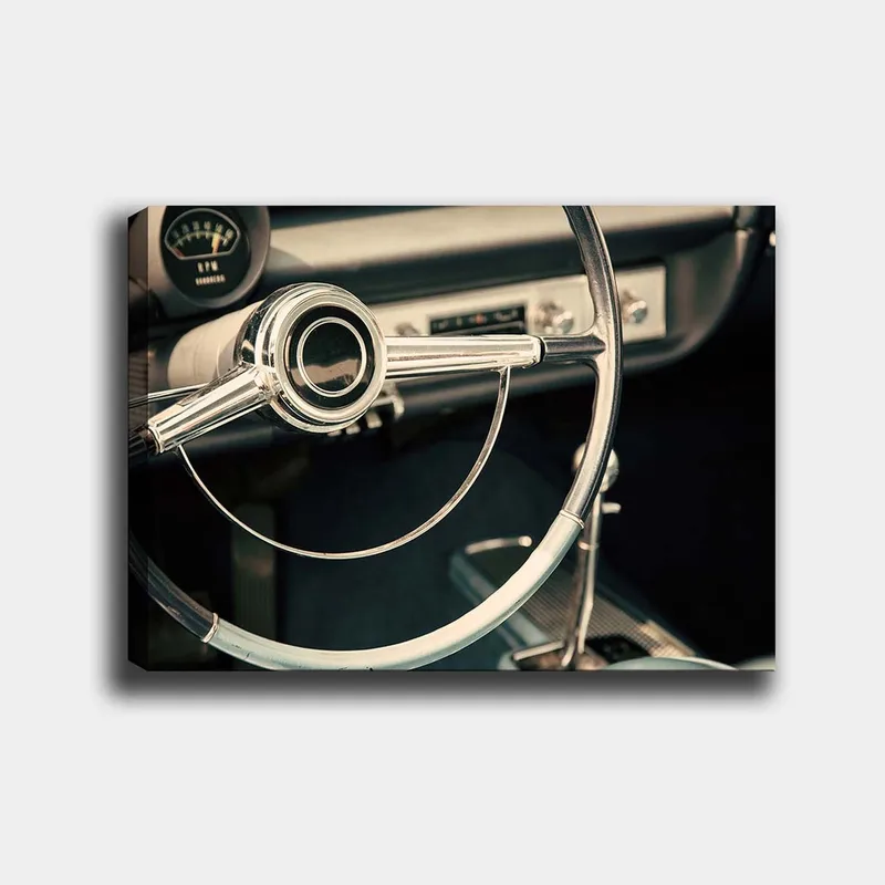 Lerretsbilde 70x100 cm - Detaljert nærbilde av et klassisk bilratt designet med elegante linjer og kromoverflater, Krom / Hvit / Svart