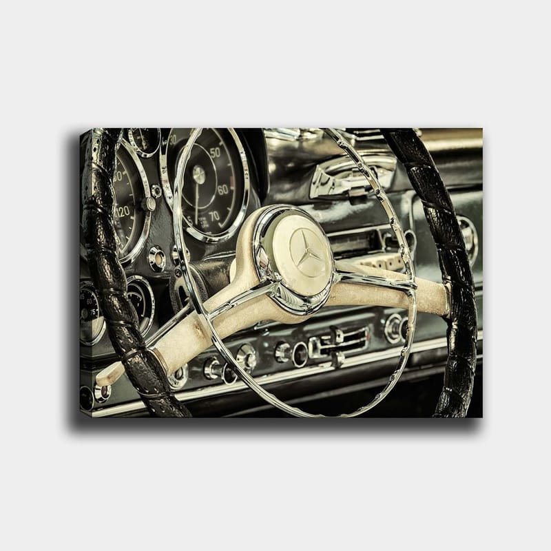 Lerretsbilde 70x100 cm - Detaljert nærbilde av rattet og dashbordet i en klassisk bil, Sølv / Svart / Beige