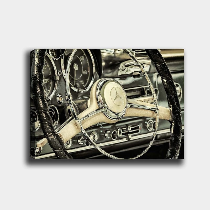 Lerretsbilde 70x100 cm - Detaljert nærbilde av rattet og dashbordet i en klassisk bil, Sølv / Svart / Beige