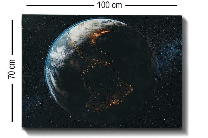 Lerretsbilde 70x100 cm - Detaljert skildring av jorden sett fra verdensrommet, med fokus på kontinentenes former og lyset fra byene - Mørk blå / Grønn / Hvit - Innredning - Bilder & kunst - Lerretsbilder