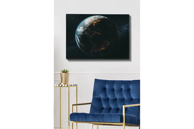Lerretsbilde 70x100 cm - Detaljert skildring av jorden sett fra verdensrommet, med fokus på kontinentenes former og lyset fra byene - Mørk blå / Grønn / Hvit - Innredning - Bilder & kunst - Lerretsbilder