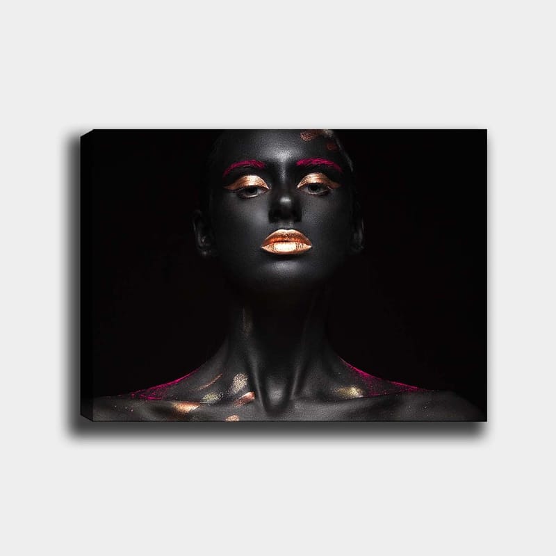 Lerretsbilde 70x100 cm - Dramatisk portrettmaleri av en kvinne med svart kroppsmaling og gylne detaljer - Svart / Gull / Rosa - Innredning - Bilder & kunst - Lerretsbilder