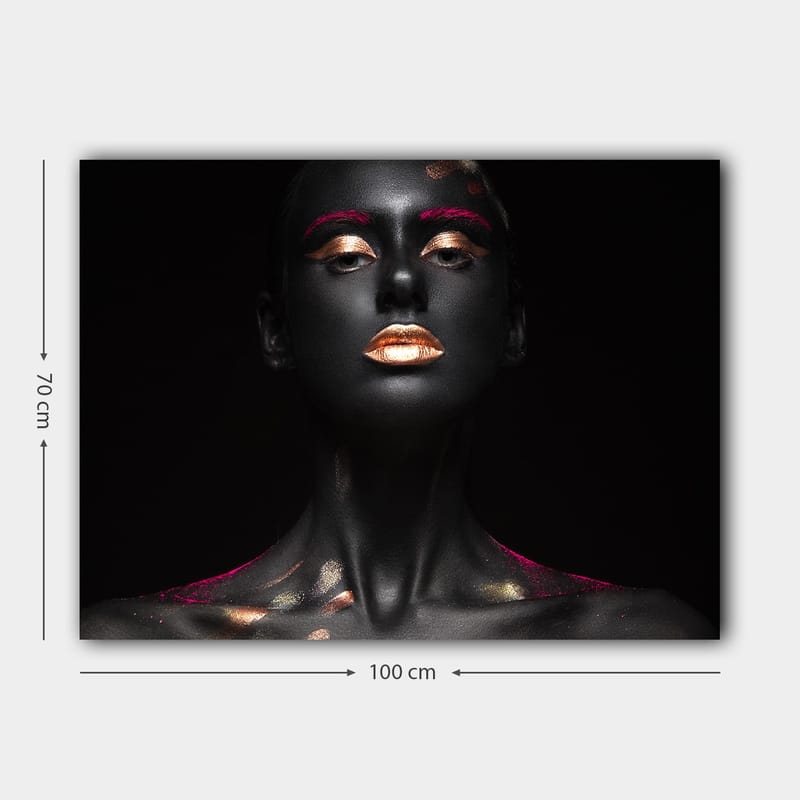 Lerretsbilde 70x100 cm - Dramatisk portrettmaleri av en kvinne med svart kroppsmaling og gylne detaljer - Svart / Gull / Rosa - Innredning - Bilder & kunst - Lerretsbilder