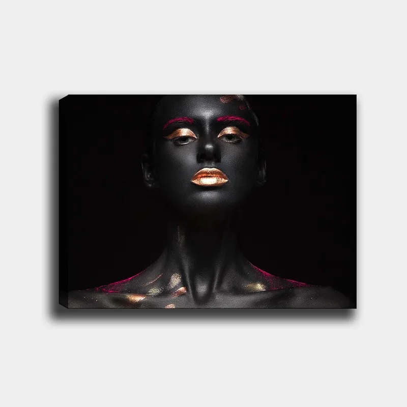 Lerretsbilde 70x100 cm - Dramatisk portrettmaleri av en kvinne med svart kroppsmaling og gylne detaljer - Svart / Gull / Rosa - Innredning - Bilder & kunst - Lerretsbilder