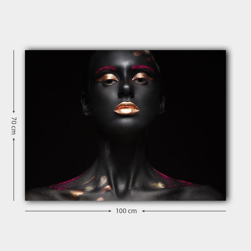 Lerretsbilde 70x100 cm - Dramatisk portrettmaleri av en kvinne med svart kroppsmaling og gylne detaljer - Svart / Gull / Rosa - Innredning - Bilder & kunst - Lerretsbilder