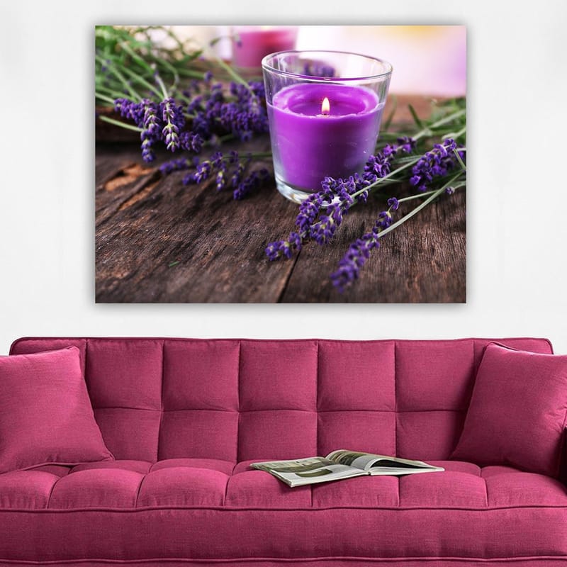 Lerretsbilde 70x100 cm - Duftende lavendelblomst med et lilla duftlys i et glass - Lilla / Grønn / Brun - Innredning - Bilder & kunst - Lerretsbilder