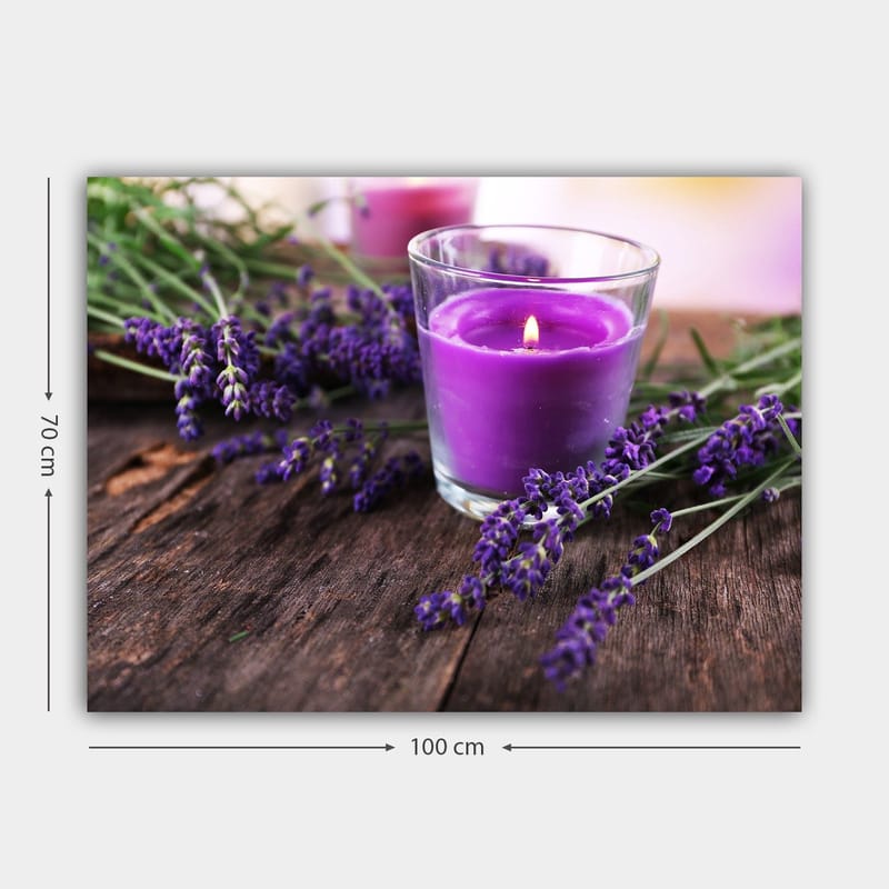 Lerretsbilde 70x100 cm - Duftende lavendelblomst med et lilla duftlys i et glass - Lilla / Grønn / Brun - Innredning - Bilder & kunst - Lerretsbilder