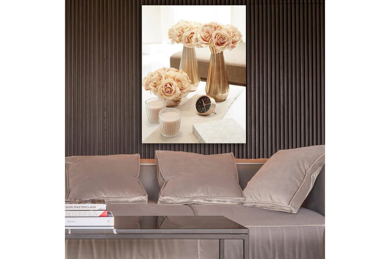Lerretsbilde 70x100 cm - Elegant arrangement av roser i vaser som skaper en romantisk atmosfære - Lys rosa / Gull / Beige - Innredning - Bilder & kunst - Lerretsbilder